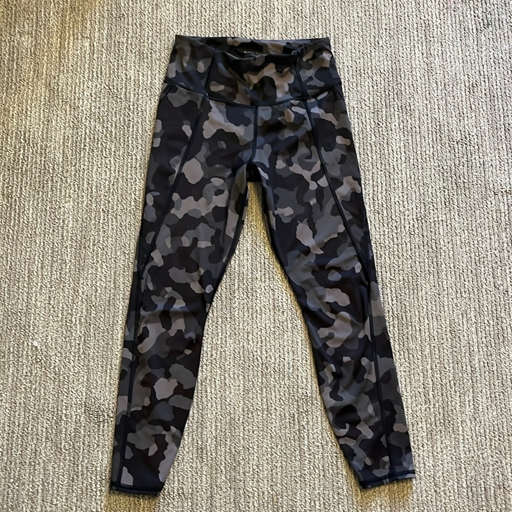 Athleta Lightning Camo 7/8 Tight Leggings  Size Small